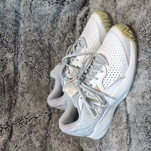 New Balance Women's 696 V3 Tennis Shoes​​​